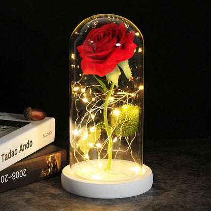 rose-im-schrein-mit-warmem-licht-zur-dekoration